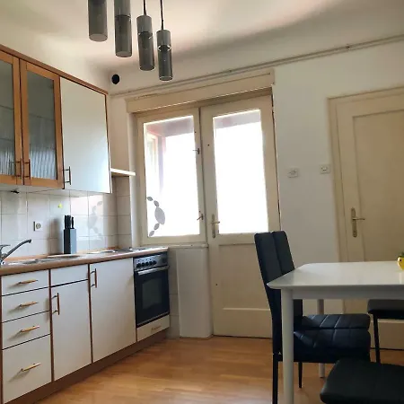 Roseman - Small Open Flat In The City Centre Апартаменты Любляна